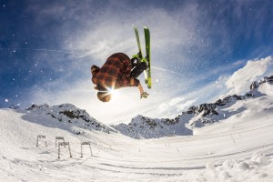 开云体育下载-F1街道赛焦点战，当引擎轰鸣掀翻足球圣殿，挪威奇迹如何重写体育叙事？