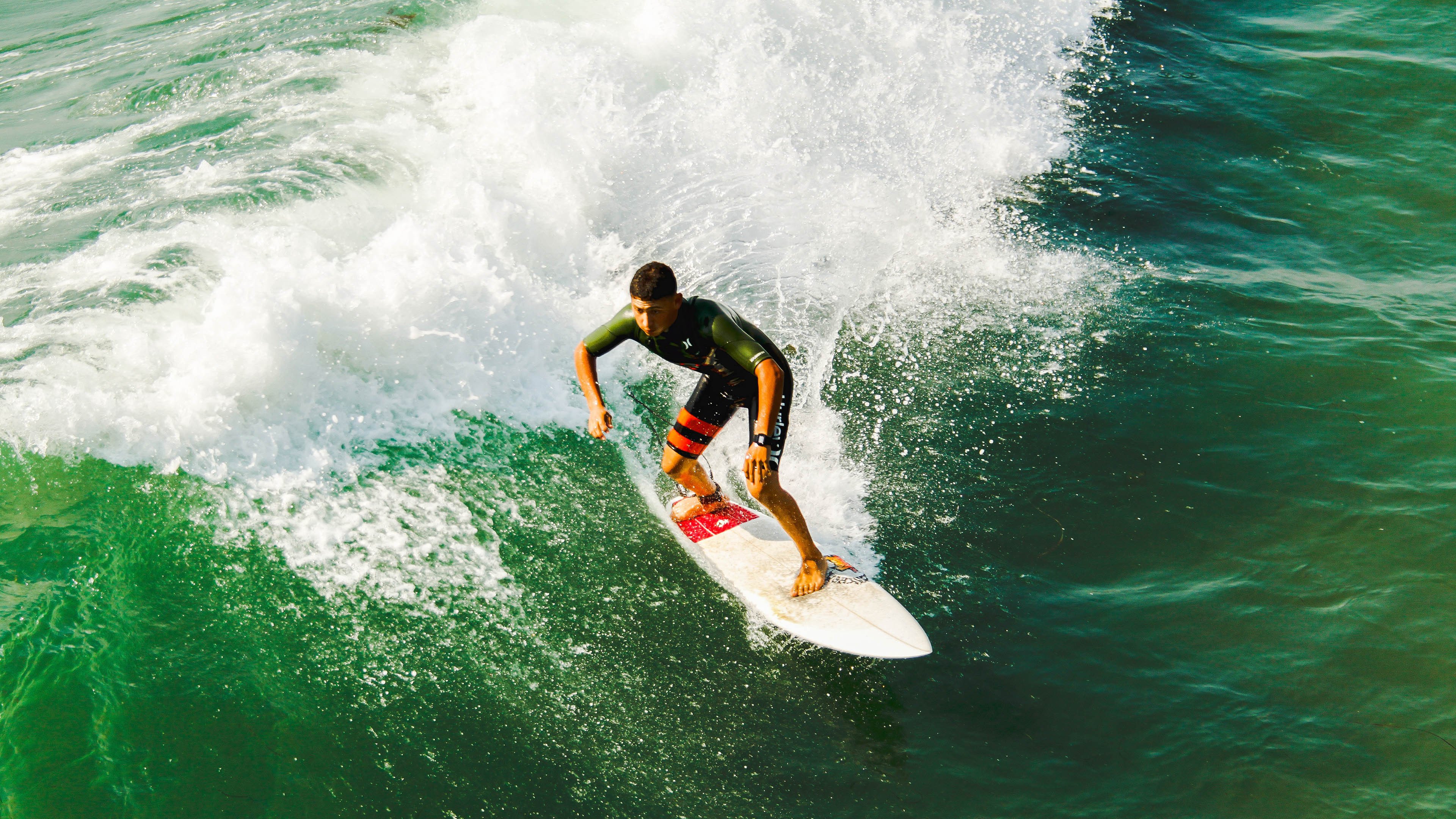 引擎低吼撕开夜幕,他让街道成为私人节拍器